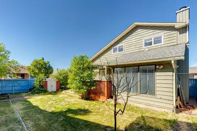 Located at quiet street in the scenic, close to Nosehill park, schools, shopping, c-train. upstairs...