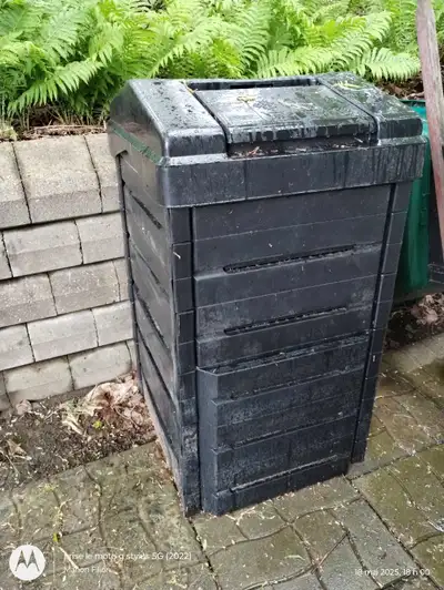 Bac pour compostage en très bon état.