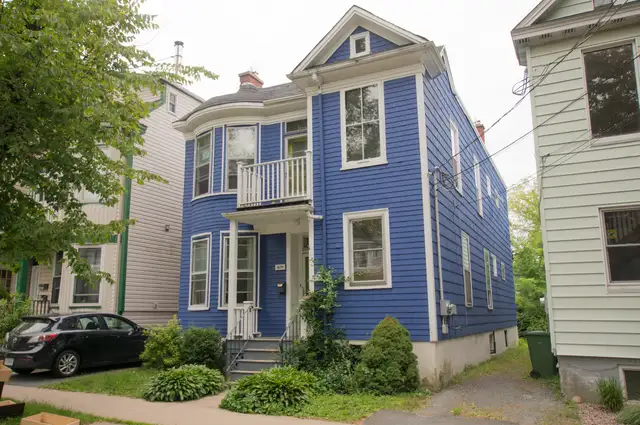 4-bedroom apartment on Henry St. - in a duplex - upstairs unit