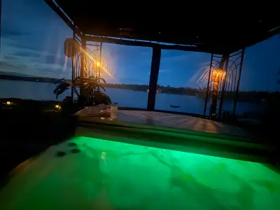 L/F Housemate in Lakefront Log Home in Hubbards with Hot Tub!!