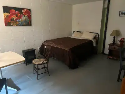 Niagara Falls Suites for rent. The Edgecliff Inn @ $1200/mo