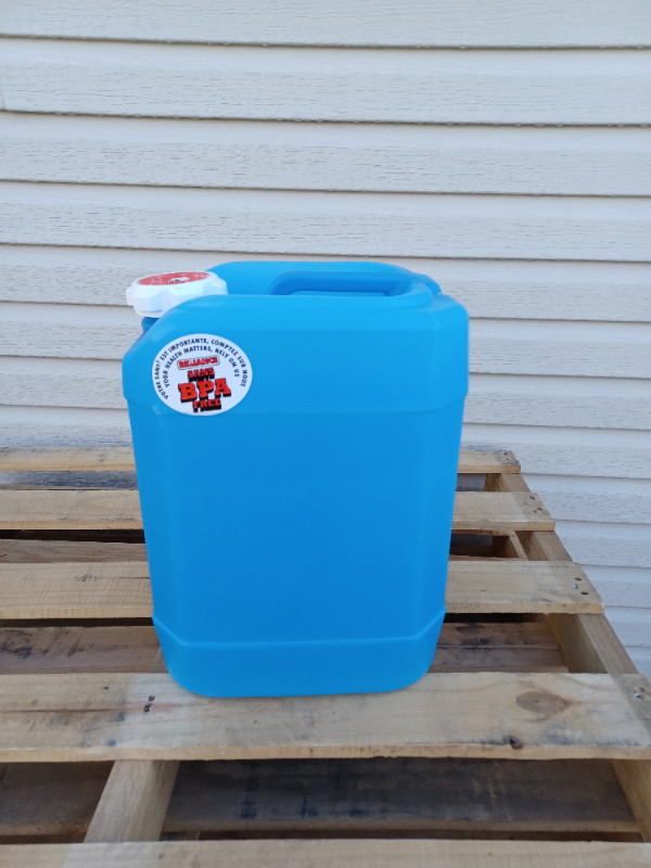 Bidon eau capacité de 20 litres $10.00 / douche portative $5 dans Pêche, camping et plein Air  à Laval/Rive Nord