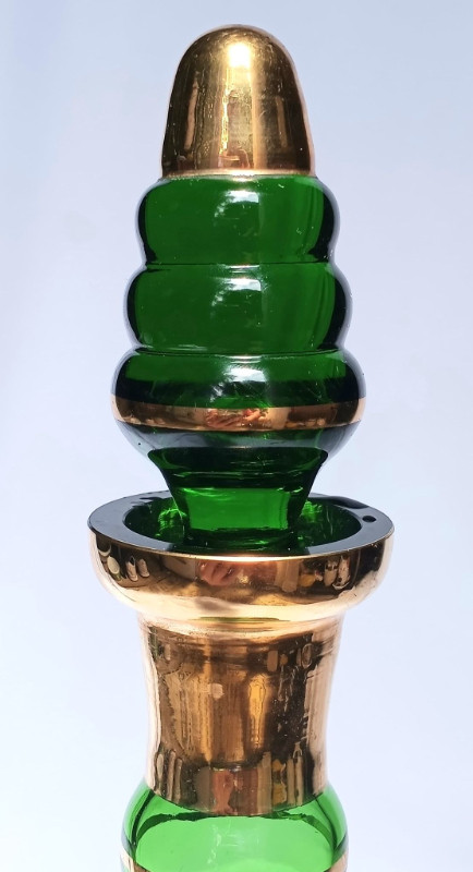 Pretty 1960s Emerald Green and Gilt Trimmed Glass Decanter! in Arts & Collectibles in London - Image 2
