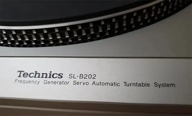 Table tournante Technics SL-B202 Belt drive Semi-auto SLB202 in Stereo Systems & Home Theatre in Longueuil / South Shore - Image 4