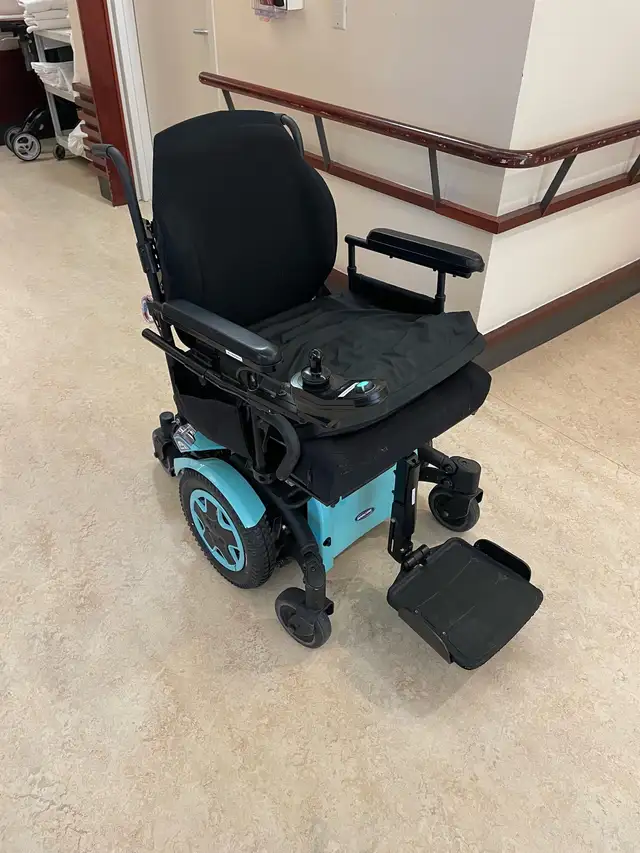 Invacare, TD X2  Power Wheelchair for sale in Other in City of Toronto - Image 5