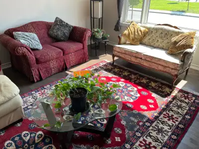 Looking for a female renter Cosy, clean, quiet, spacious home & room 3 bedrooms, 3 bathrooms. All ut...