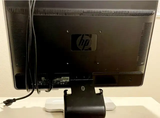 HP Computer Monitor in Laptop Accessories in Mississauga / Peel Region - Image 5