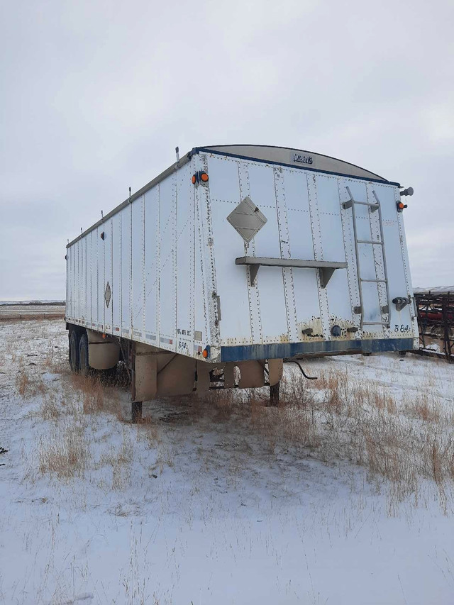 1992 doepker tandem grain trailer  in Farming Equipment in Moose Jaw - Image 2