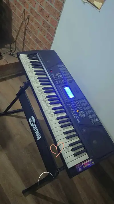 Ce clavier RockJam est l'instrument idéal pour débuter votre aventure musicale, offrant une excellen...