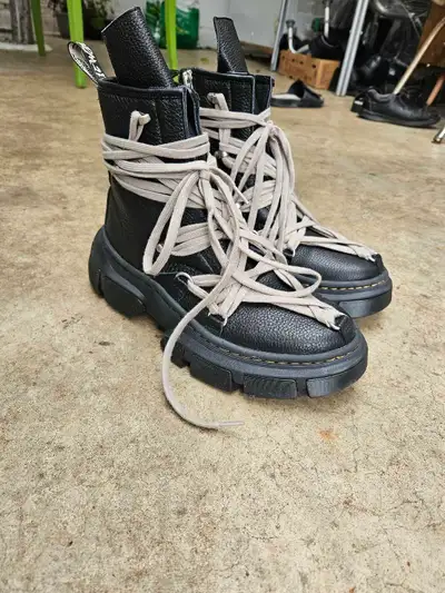 Has no box, selling as is. Size 41 Willing to take offers so let me know