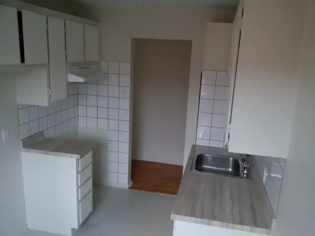 Logement beau 4 1/2 à louer Montréal , tranquille,stationnement in Long Term Rentals in City of Montréal - Image 6