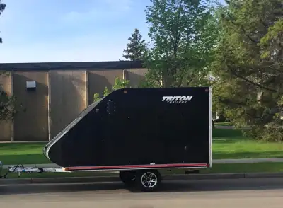 2011 TRITON ENCLOSED ALUMINUM TRAILER. PRESSURE TREATED FLOORING. SWIVEL 20 VOLT DEWALT LED INTERIOR...