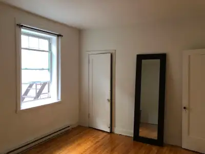 Room available in downtown Montreal apt situated between Guy and Atwater on Rue du Fort. Hydro and V...