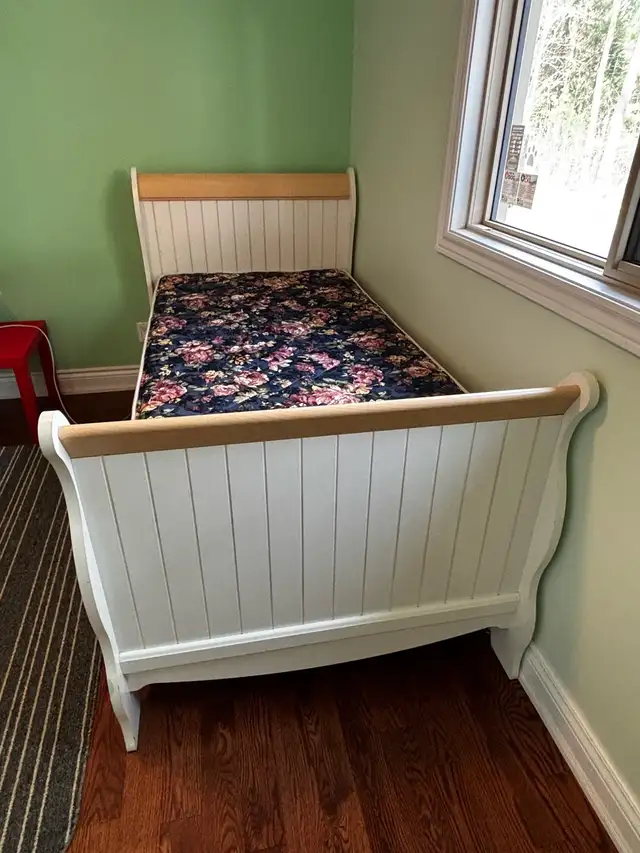 Twin Sleigh Bed in Beds & Mattresses in Oshawa / Durham Region - Image 2