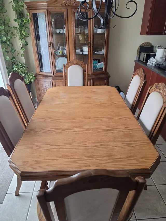 Antique Solid Wood Dining Set – 8 Seater with Matching Hutch in Dining Tables & Sets in Markham / York Region - Image 4