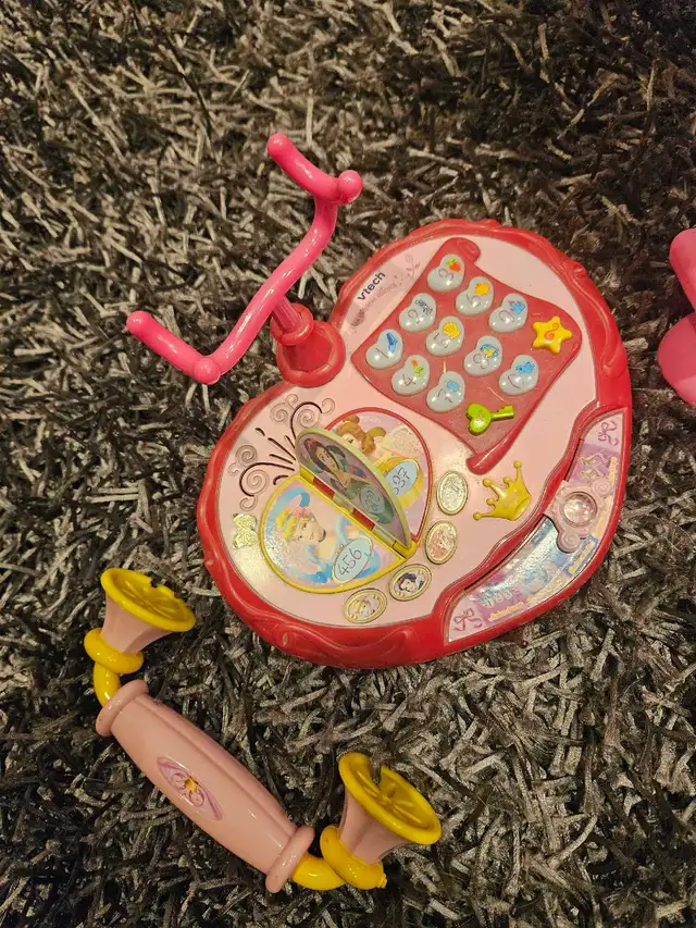 maquilleuse avec mirror, tableau blanc et telephone vtech in Toys in City of Montréal - Image 5