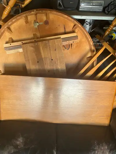 Oak dining table with 6 chairs and leaf. Pick up only. Asking 100 OBO