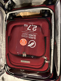 Air Canada Suitcase ( swivel) Brs d new)