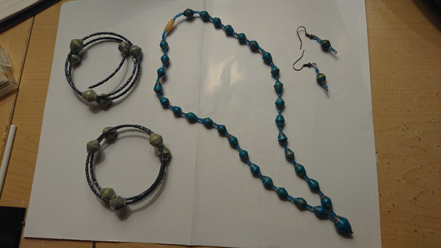 Paper bead necklace earrings and bracelets  in Jewellery & Watches in Thunder Bay