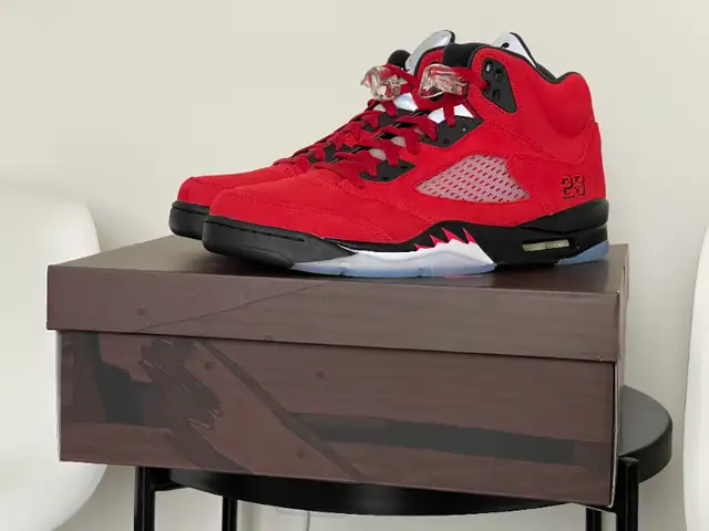 Air Jordan 5 Raging Bull Red 2021 size 10.5 in Men's Shoes in City of Toronto - Image 4
