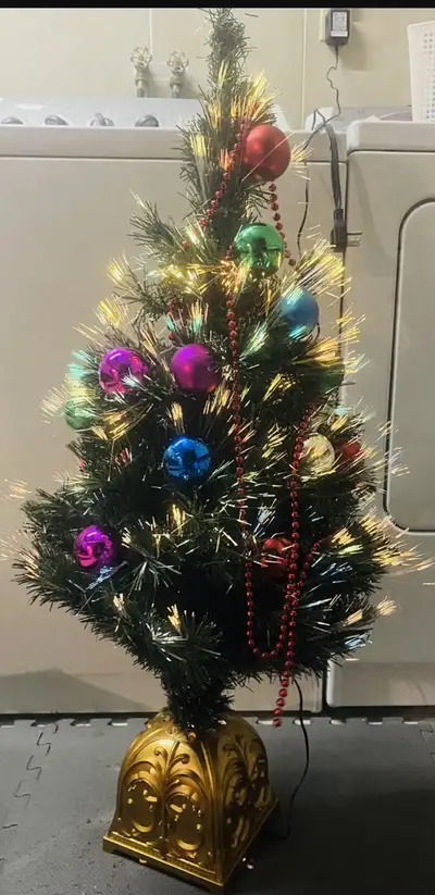STUNNING DISPLAY!!! 38" (or 97cm) Fibre-Optic Christmas Tree, for Indoor use only. •Operates from a...