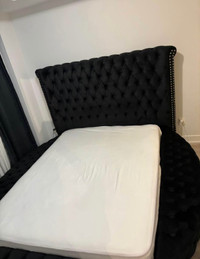 Round bed with USB  charger perfect condition 