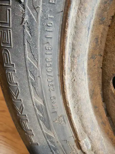 4 pneus d'hiver sur rim Hakkapella 235/65r18 env 8/32. Était sur nissan Pathfinder .