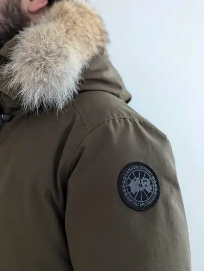 Manteau hiver taille XL, mais fait comme large. Références photos : Je suis 5pieds 10 et 180lbs. Por...