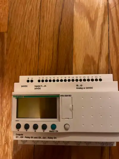 Automate Schneider SR3 B261BD 16 inputs ( 6 digitales ou analogiques) 10 outputs ( note sortie Q9 et...