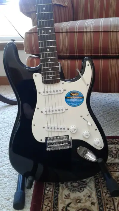 MINT 2009 Squier Affinity Stratocaster–Black & Vintage White–HSC, View more
