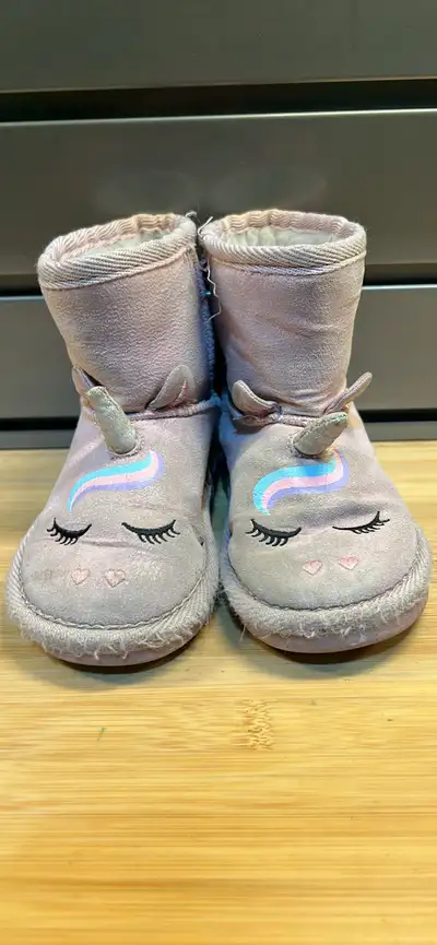 These adorable pink unicorn boots are perfect for your little one! These are size 6, super cute and...