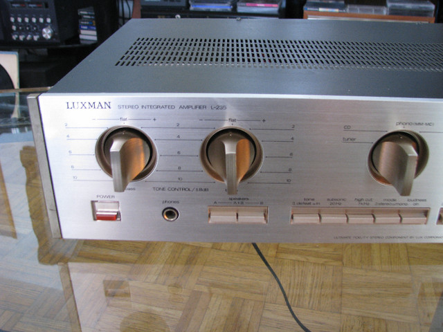 Luxman L-235 integrated amplifier in Stereo Systems & Home Theatre in Gatineau - Image 2