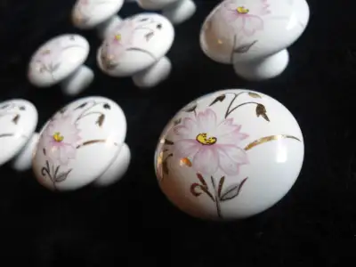 J'ai 12 poignées boutons pour portes d'armoires de cuisines. Ils sont en céramique de qualité (pas e...