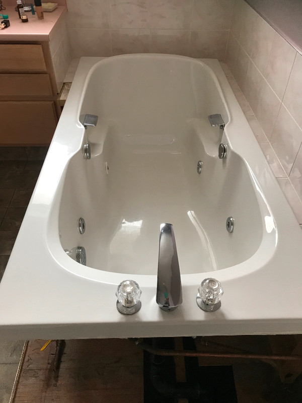 Soaker jet tub - delivery available in Plumbing, Sinks, Toilets & Showers in Vernon - Image 2