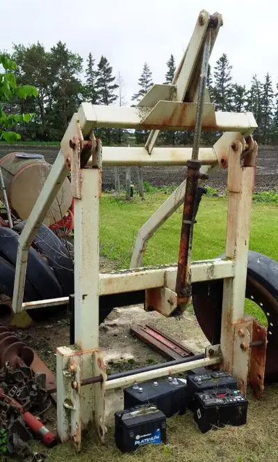 International brand 1997 Palet Tine and Bale handling Grapple Fork. Connection measurements 37” insi...
