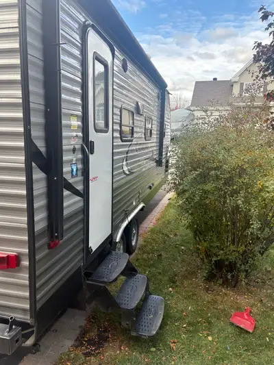 Roulotte 25 pied 2017, Coachmen Catalina Lagacy Édition Limitée Poids: 7000 lbs Inclusion: Barre de...