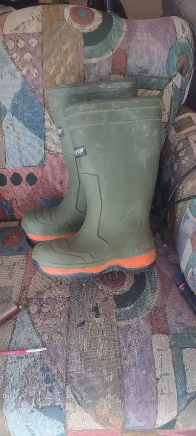 Great boots with great anti slip and insulated. Over 300 new at marks. Steel toe size 9