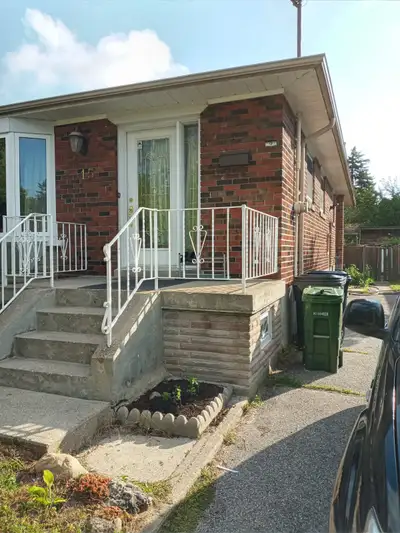 One private girl room in the basement available from November 1st. 2026 near Lawrence Ave East and M...