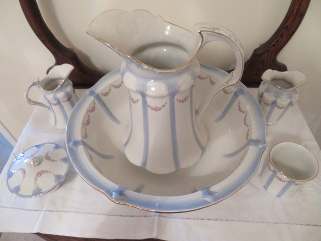 ANTIQUE VINTAGE WASH SET AND STAND in Arts & Collectibles in Oshawa / Durham Region - Image 4