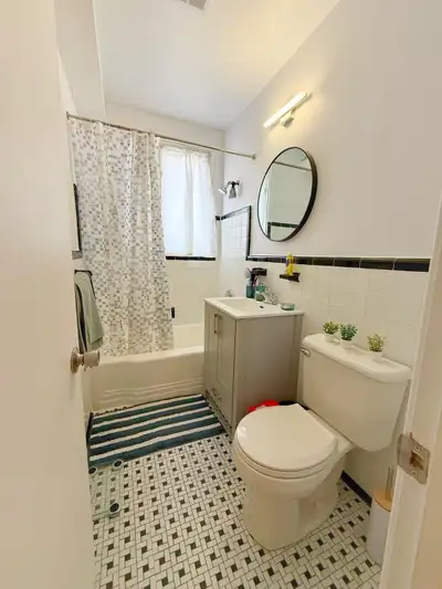 Situé à l'étage d'un triplex, ce 3 1/2 spacieux et calme. Situé dans la rue cartier proche du metro...