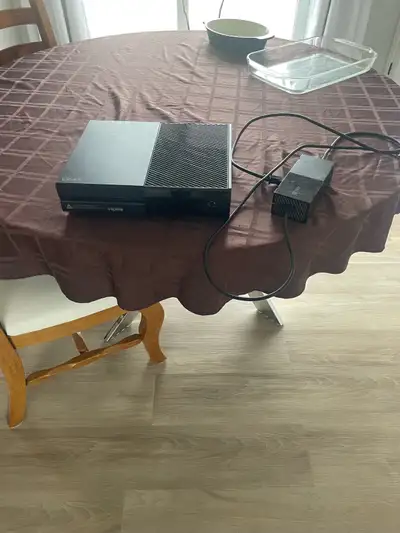 Xbox one fonctionnel avec 3 manettes. Raison de vente: mon fils joue en ligne sur ordinateur mainten...