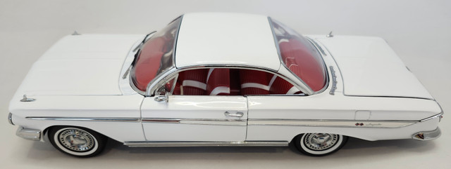 1961 Chevrolet Impala SS 409 Coupe White 1:18 Diecast Rare dans Art et objets de collection  à Région des lacs Kawartha - Image 4