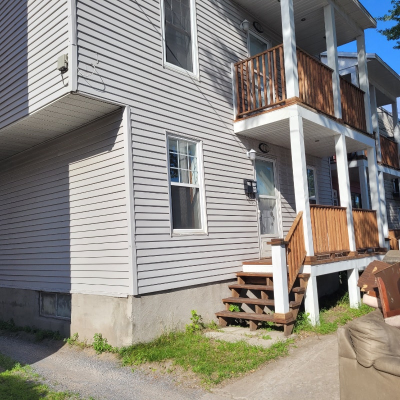 APPARTEMENT 4 1/2 et bureau AVEC 2 STATIONNEMENTS À LOUER 795