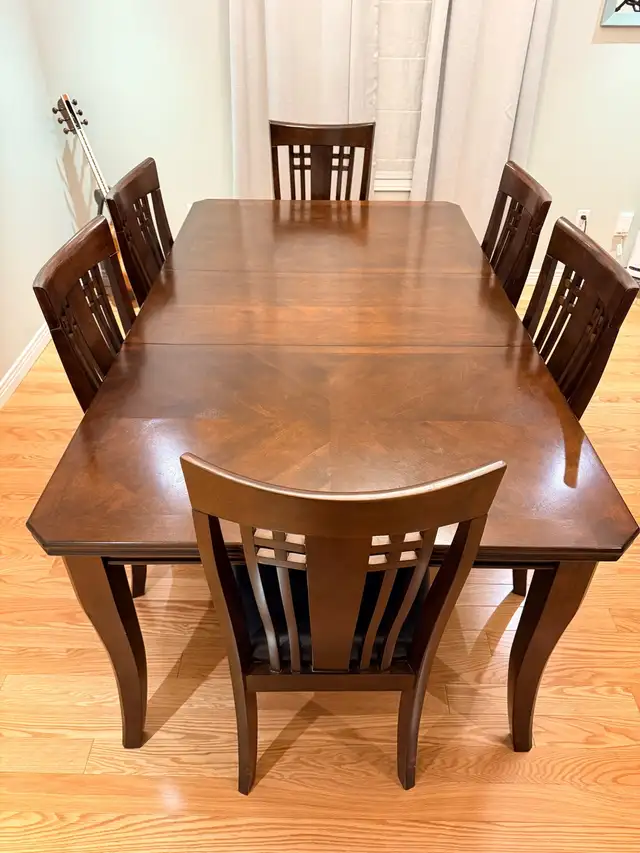 Beautiful Solid Wood Dining Table and Chairs in Dining Tables & Sets in Oshawa / Durham Region - Image 3