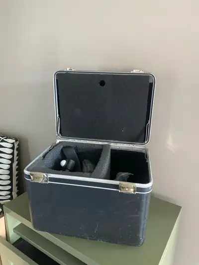 This vintage camera case is perfect for storing and transporting your photography equipment. The cas...