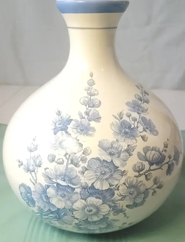 Ceramic Floral Table Lamp with Pleated Shade Blue and White 70s in Indoor Lighting & Fans in Markham / York Region - Image 8