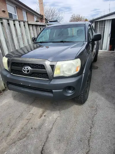 2011 Toyota Tacoma, 4×4 2.7L engine Automatic transmission 250000 km Truck needs brakes job.. It's a...