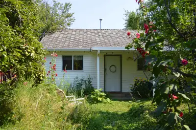Looking for a good green place to call home? Fully furnished two bedroom, The Garden Cottage private...