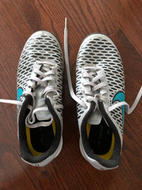 Nike Boys Turf shoes 3.5