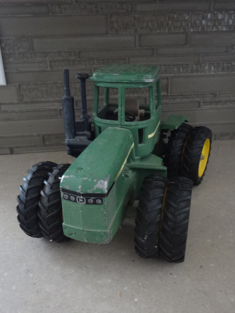 Vintage John Deere 1/16 Scale 4 Wheel Drive Diecast Tractor in Arts & Collectibles in Saskatoon - Image 2